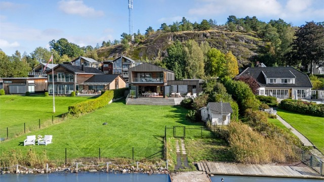 Tomten er svært velstelt og pent opparbeidet med flere ulike soner.