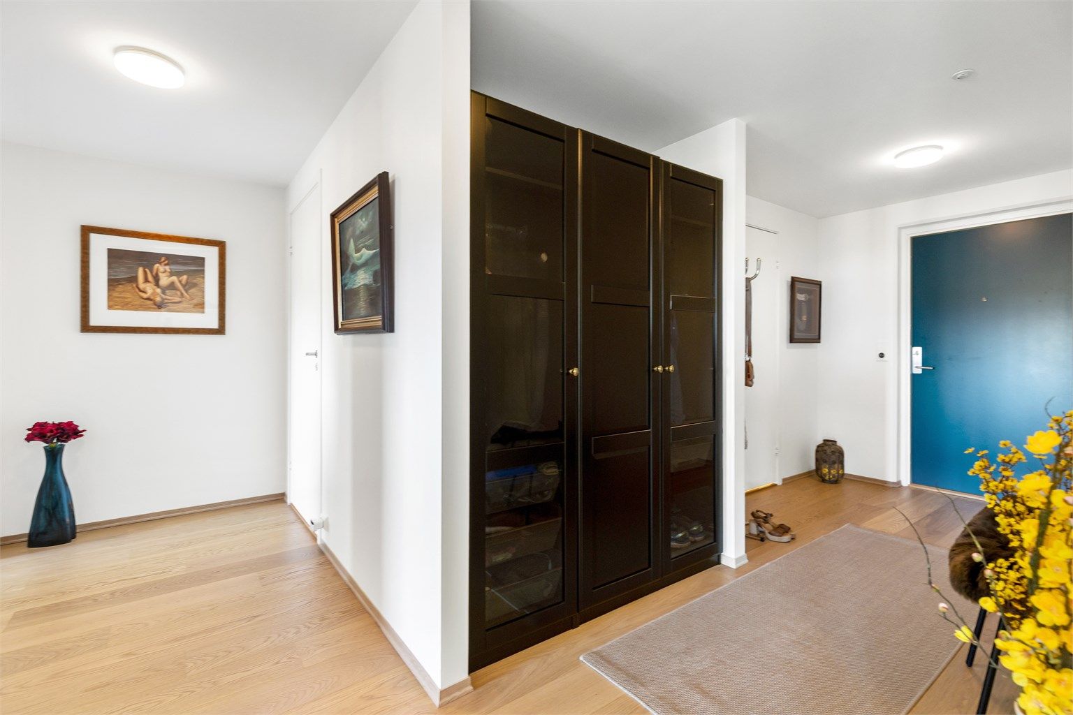 Hallen er innbydende med parkett på gulv og vannbåren gulvvarme. Her er det god plass til garderobeløsninger.