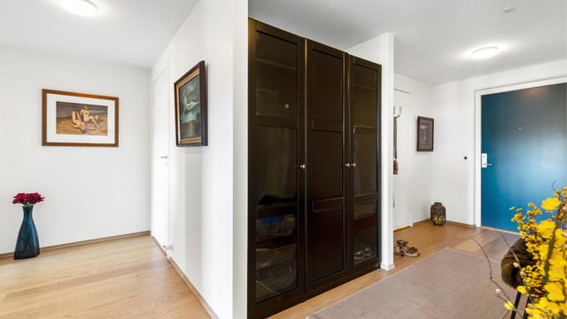 Hallen er innbydende med parkett på gulv og vannbåren gulvvarme. Her er det god plass til garderobeløsninger.