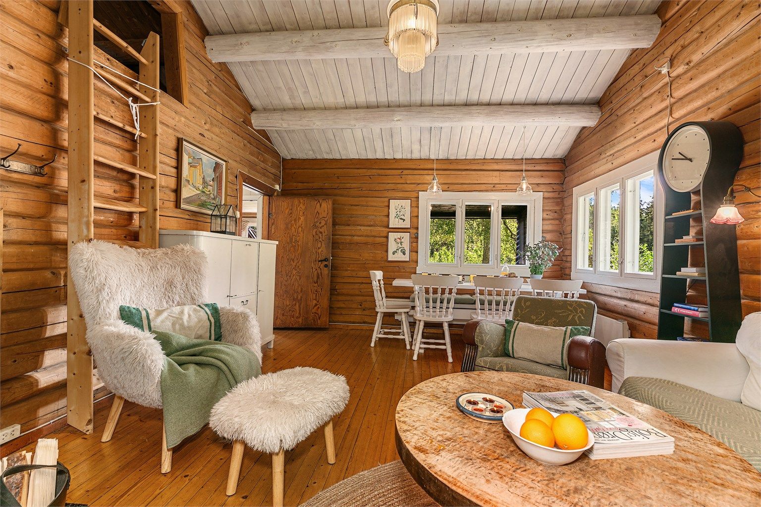 Takhøyde på opptil 3,3 meter gir en luftig og behagelig atmosfære i stuen