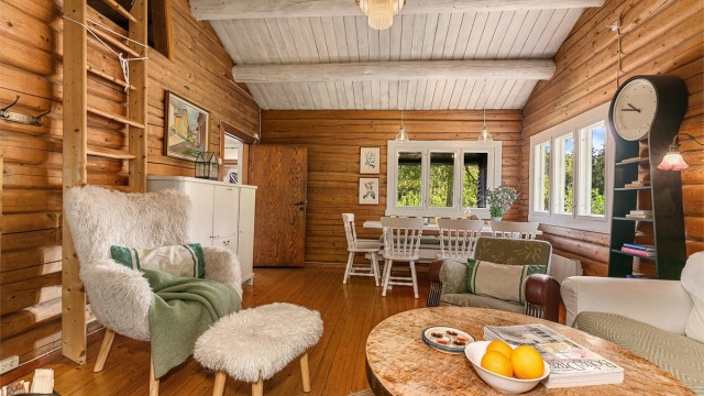 Takhøyde på opptil 3,3 meter gir en luftig og behagelig atmosfære i stuen