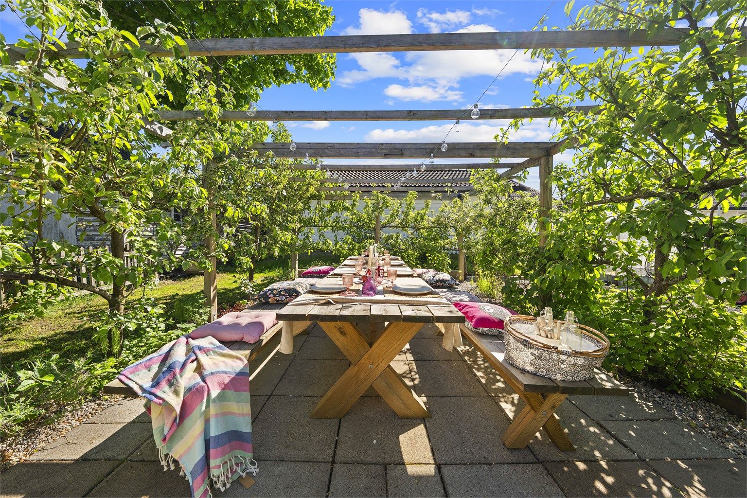 I hagen er det en større grillplass med heller og pergola dekt av velletablert eplehekk, som gir fin skygge på varme sommerdager.