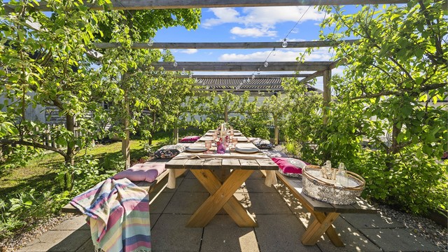 I hagen er det en større grillplass med heller og pergola dekt av velletablert eplehekk, som gir fin skygge på varme sommerdager.