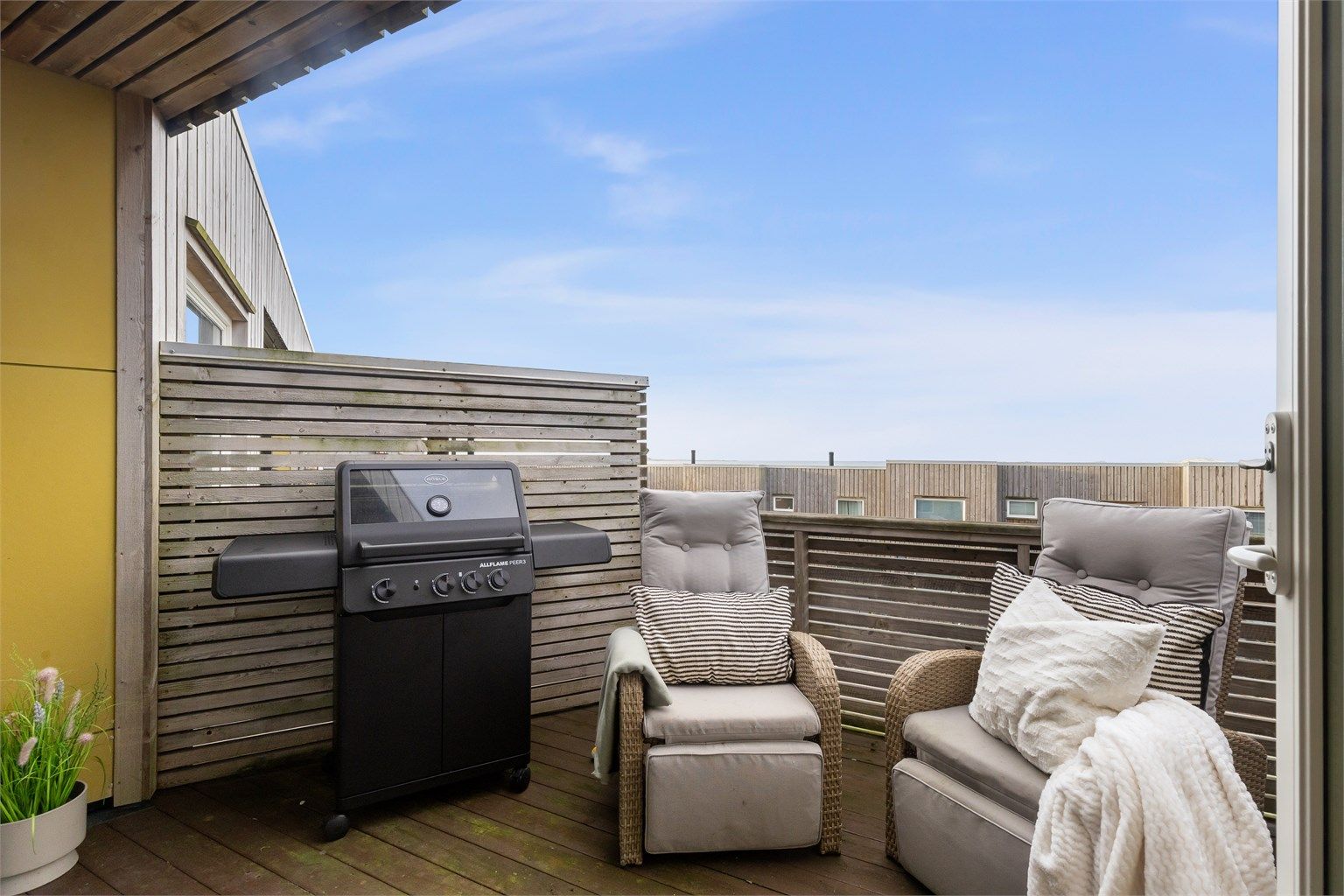 Balkong av god størrelse med plass til både grill og loungemøbler.