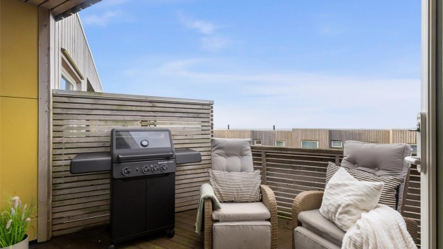 Balkong av god størrelse med plass til både grill og loungemøbler.