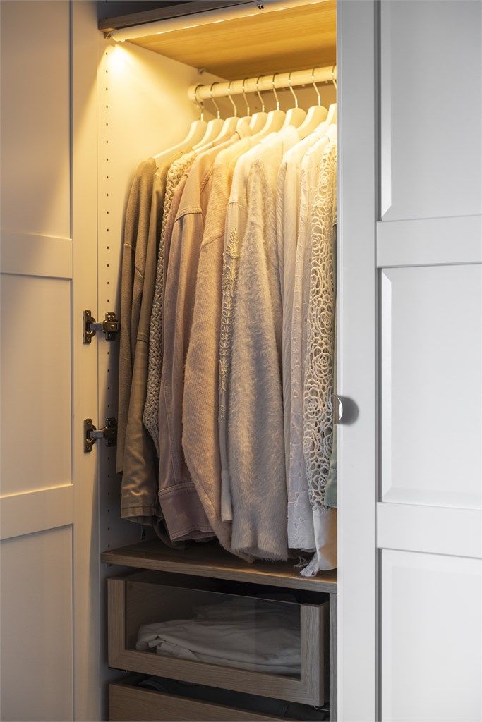 garderoben har én dør med speil, samt belysning på innsiden. 