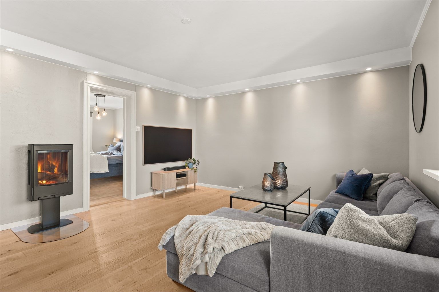 Leiligheten er betydelig påkostet og fremstår som moderne og innflytningsklar. Bad og kjøkken ble totalrenovert i 2024 med stilrene materialvalg. 