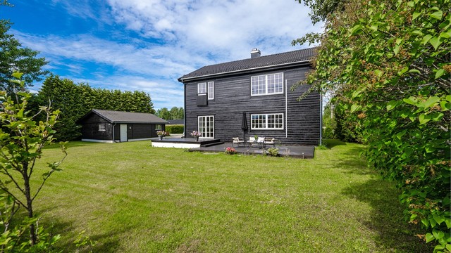 Stor og flat tomt, perfekt for lek og aktiviteter.