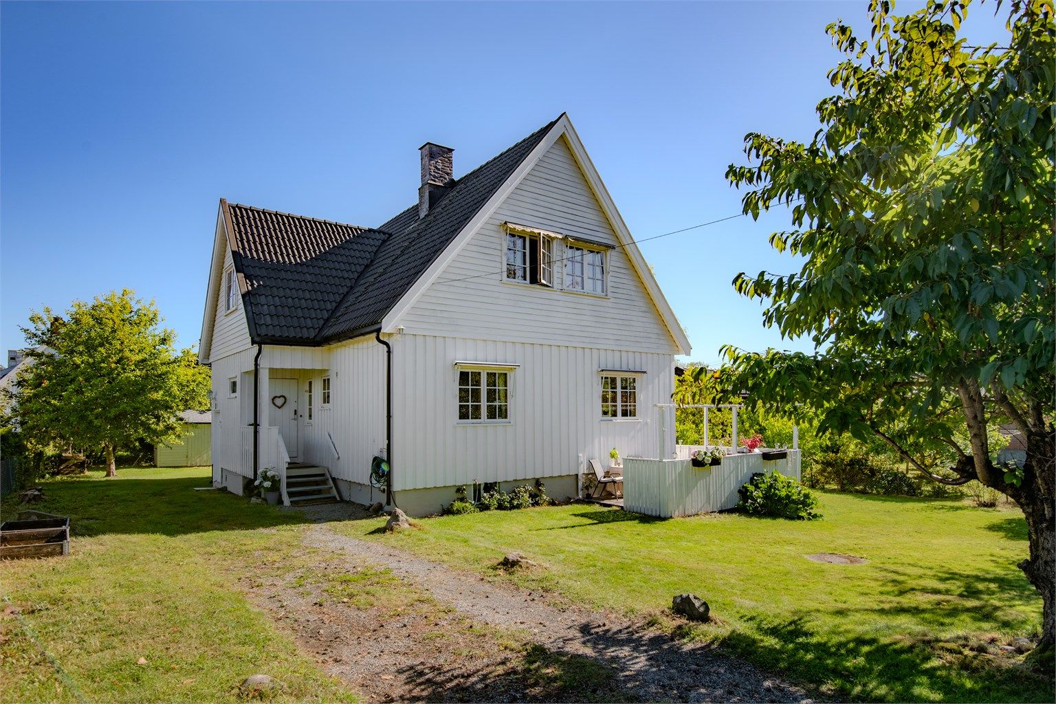 Klassisk enebolig med stor solrik hage. Foto: Lars Gartå