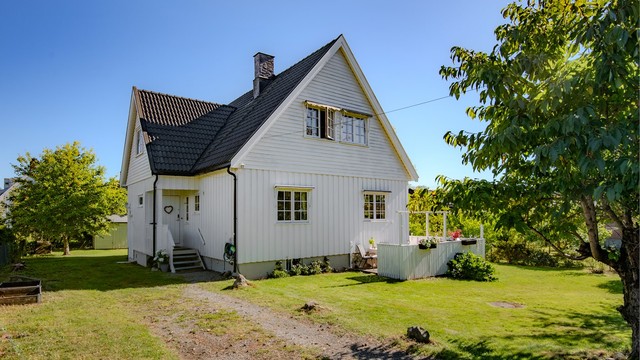 Klassisk enebolig med stor solrik hage. Foto: Lars Gartå