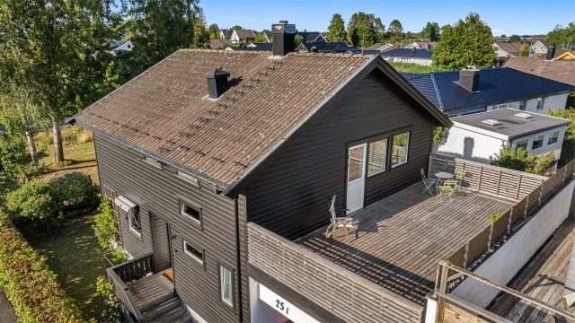 Beliggende i et rolig og koselig boområde med kort vei til skoler og butikker.