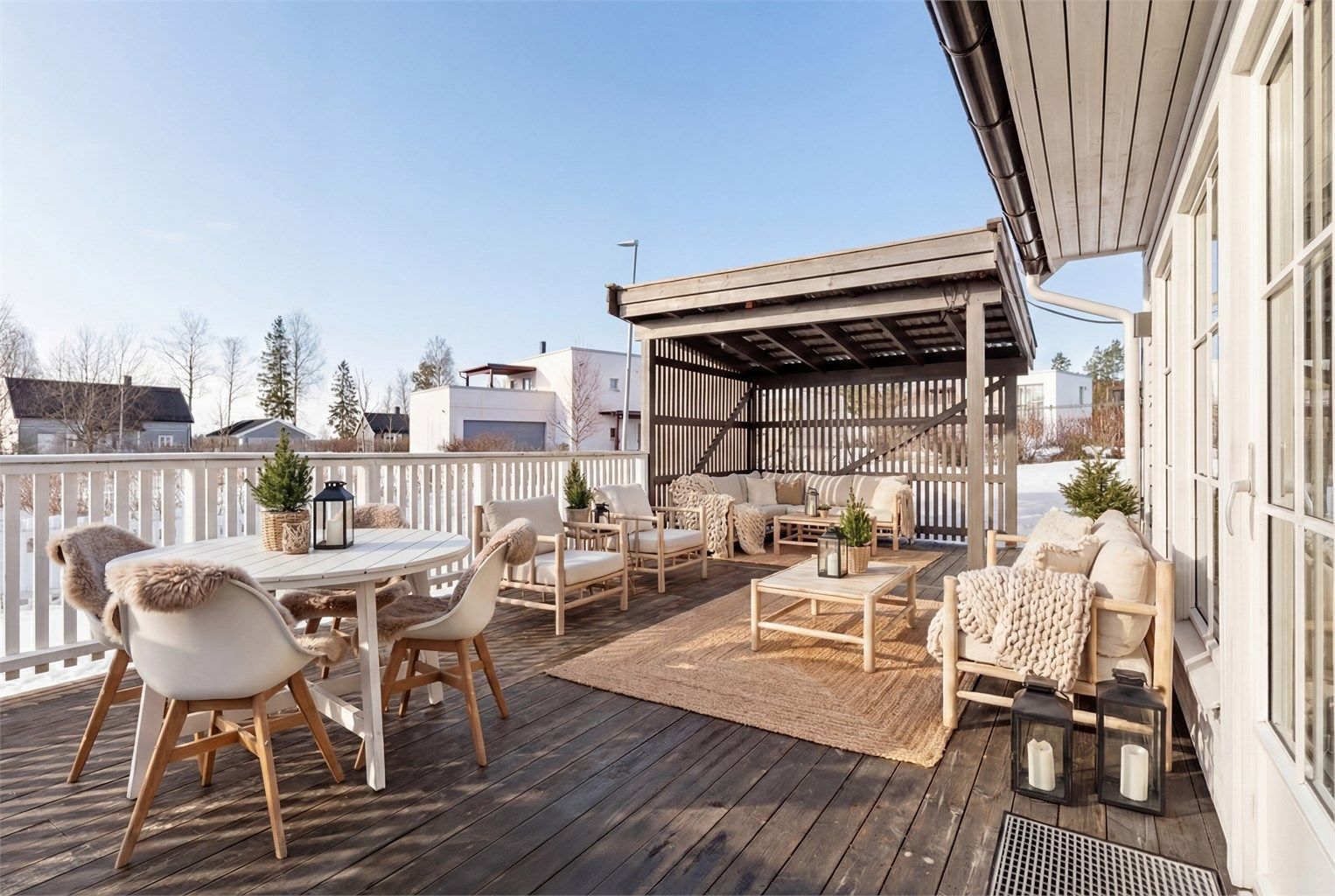 Fra stuen er det utgang til en stor terrasse på 37 m².