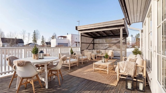 Fra stuen er det utgang til en stor terrasse på 37 m².