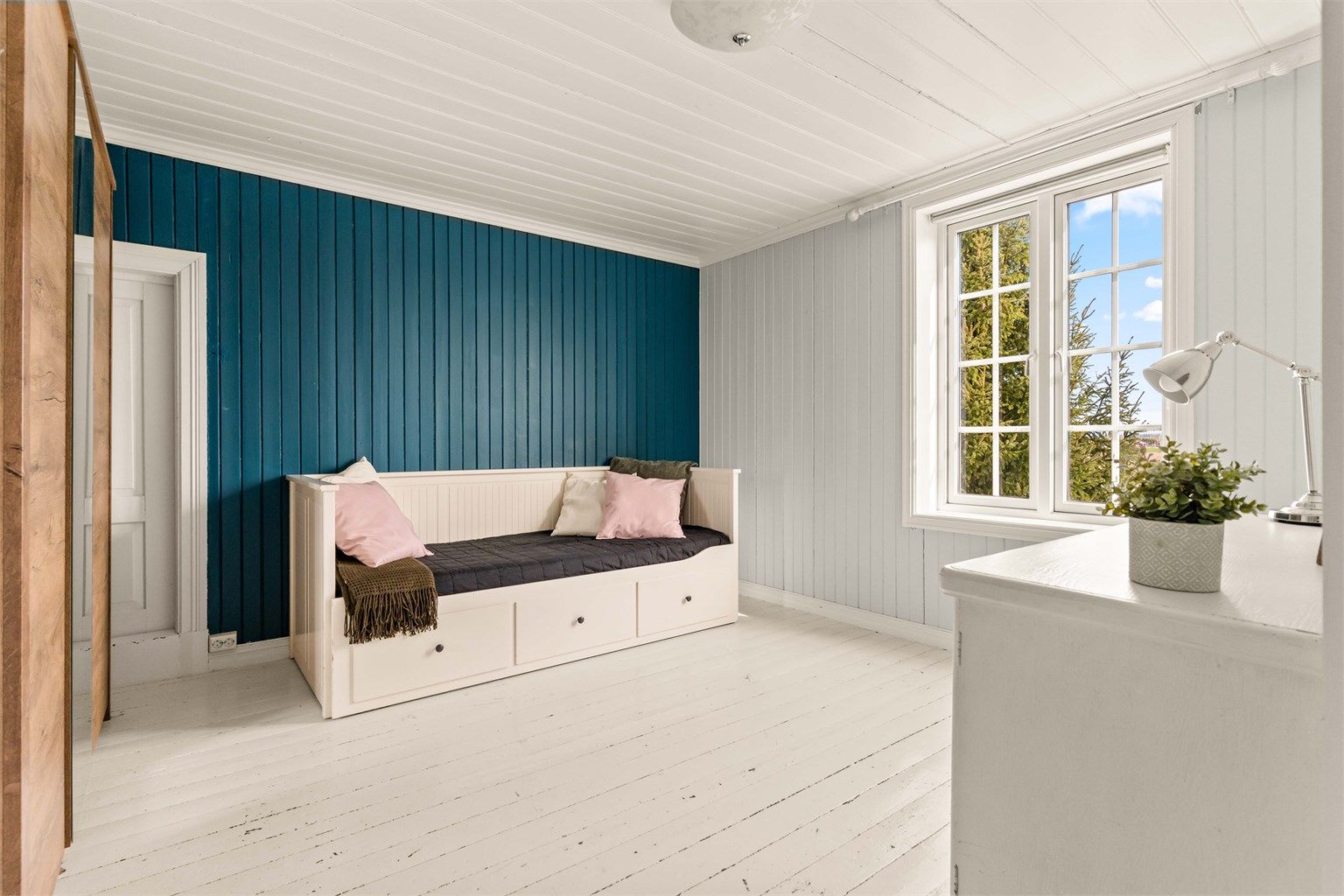 Soverom 2. Begge soverommene har eget kryploft til oppbevaring.