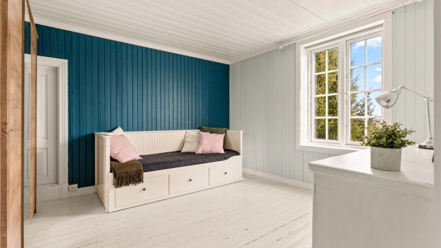 Soverom 2. Begge soverommene har eget kryploft til oppbevaring.