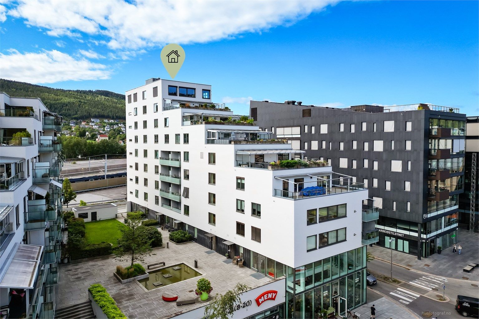 Flott atrium mellom bygningene som er forbeholdt beboerne.