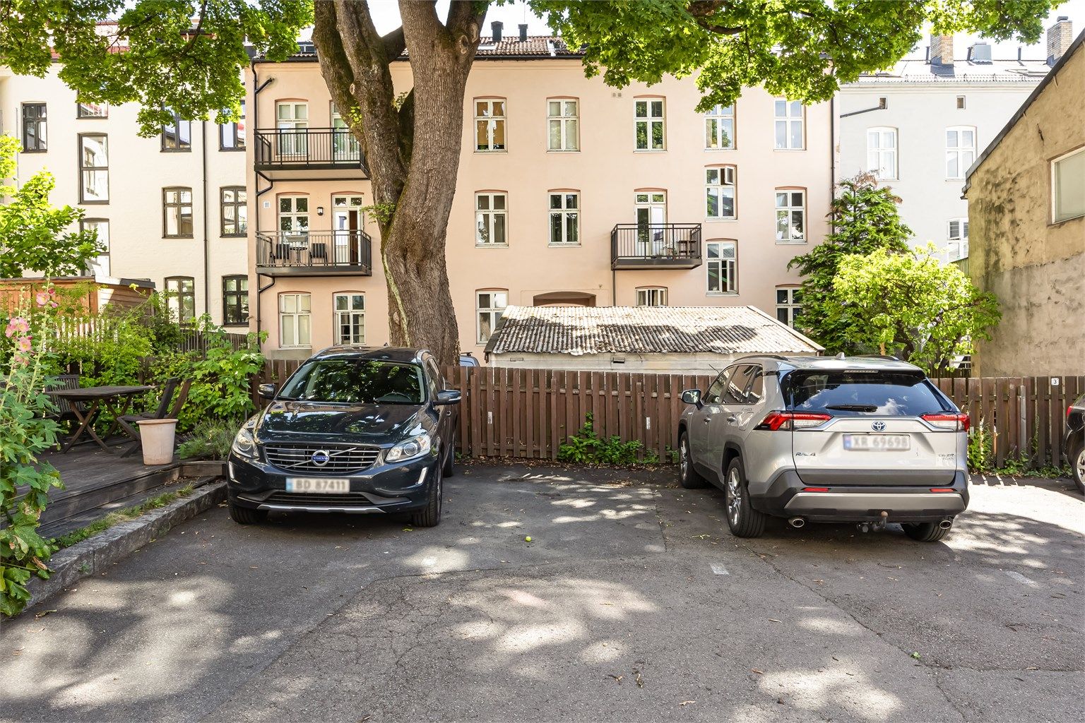 Borettslaget disponerer 14 utendørs parkeringsplasser i bakgården. Plassene tildeles etter forespørsel til styret etter venteliste.