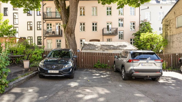 Borettslaget disponerer 14 utendørs parkeringsplasser i bakgården. Plassene tildeles etter forespørsel til styret etter venteliste.
