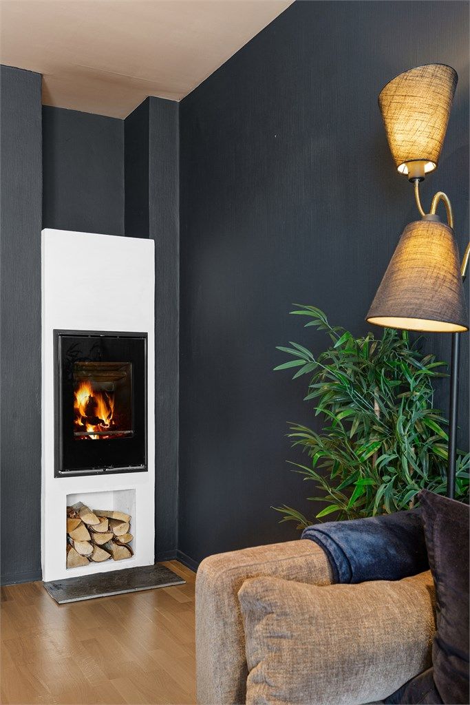 Ildsted for vedfyring i stuen gir ekstra varme og hygge.