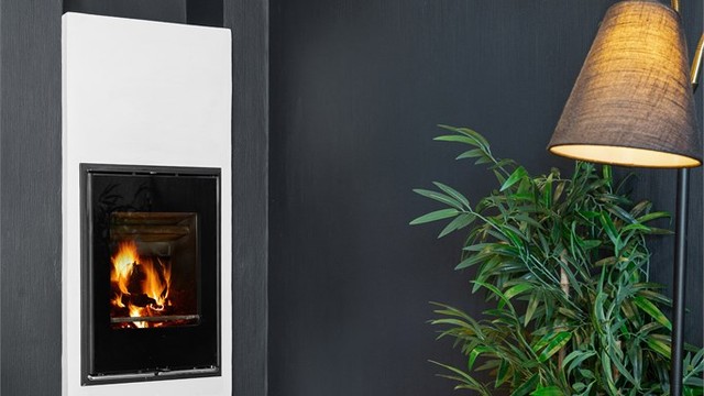 Ildsted for vedfyring i stuen gir ekstra varme og hygge.
