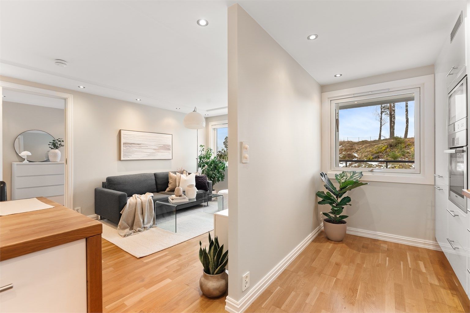 Fra stuen er det adkomst til soverommet.