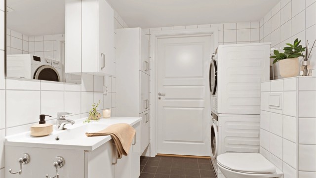 Pent flislagt bad med plass til både vaskemaskin og tørketrommel