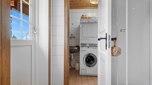 Både vaskemaskin og tørketrommel medfølger.