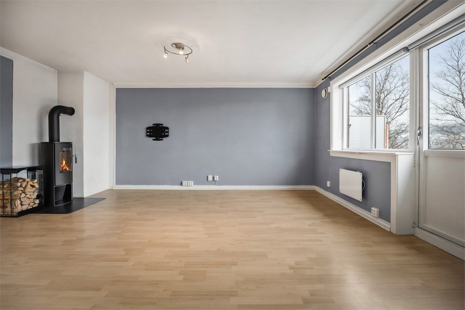 Lys og luftig stue med god plass til sitte- og spisegruppe