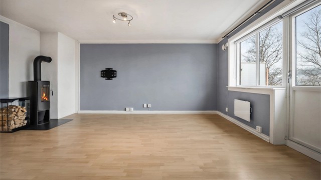 Lys og luftig stue med god plass til sitte- og spisegruppe