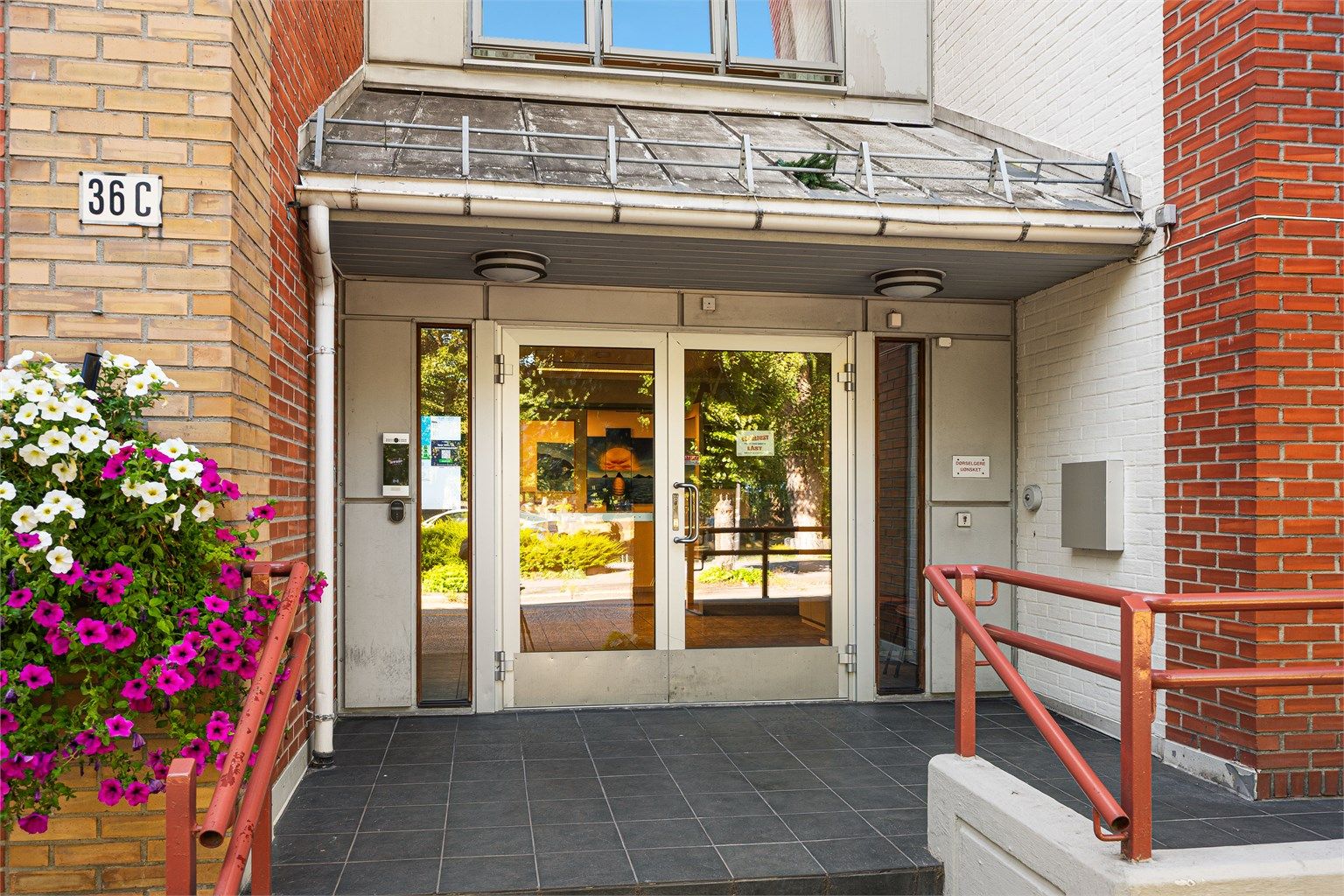 Felles inngangsparti med heis. Borettslaget har også fellesrom og sykkelparkering.