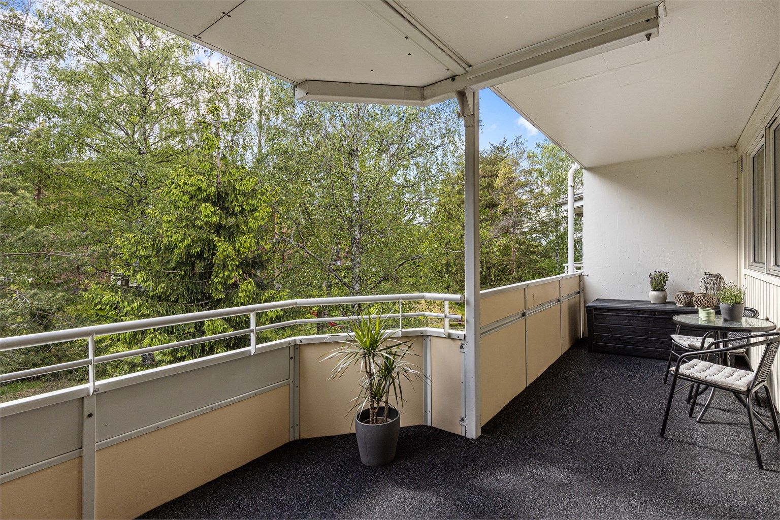 Balkongen er av god størrelse og man kan enkelt møblere i soner.