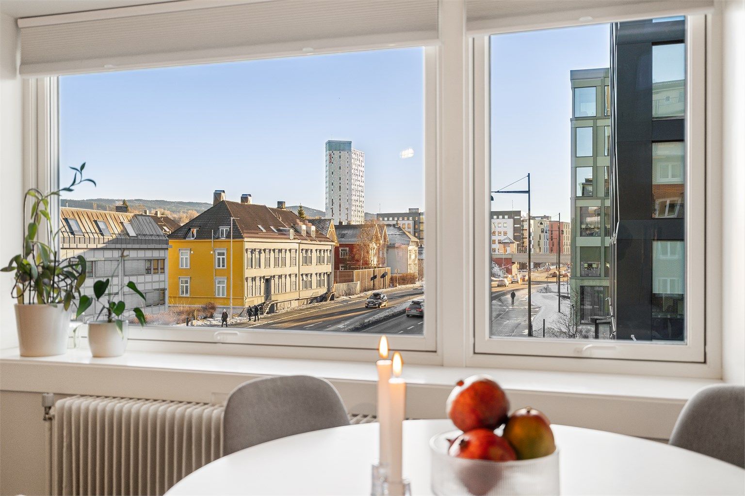 Fra stuen har du utsyn over nærområdet og Elgeseter. Beliggenheten gir en urban og levende atmosfære rett utenfor vinduet.