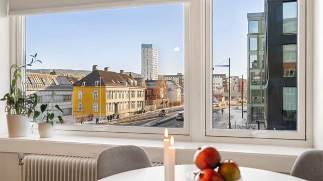 Fra stuen har du utsyn over nærområdet og Elgeseter. Beliggenheten gir en urban og levende atmosfære rett utenfor vinduet. Foto: Krokstad-Nervik (Ekaterina Krokstad)