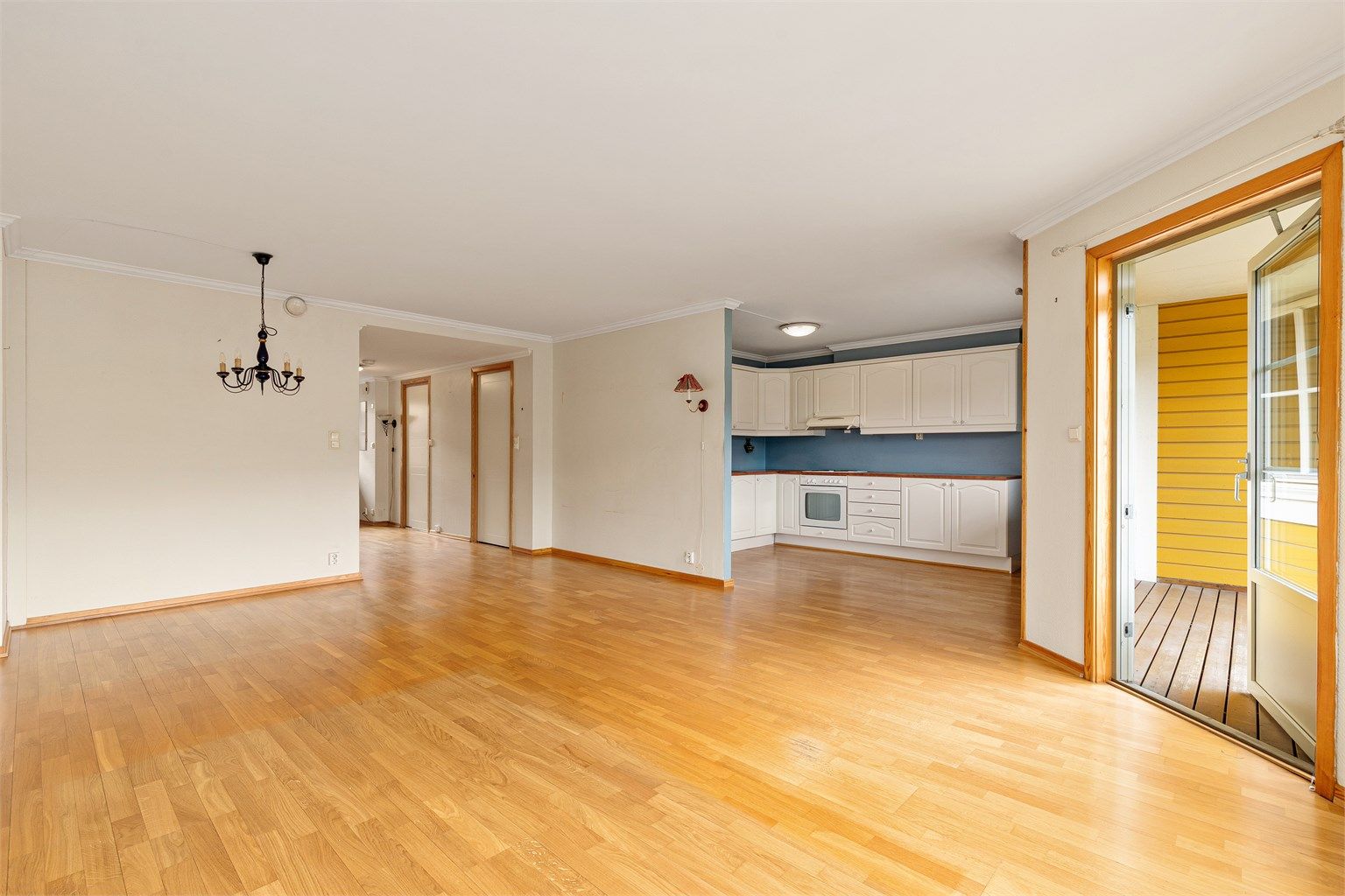 Det er åpen løsning mellom stue og kjøkken - Utgang til terrasse og hage 