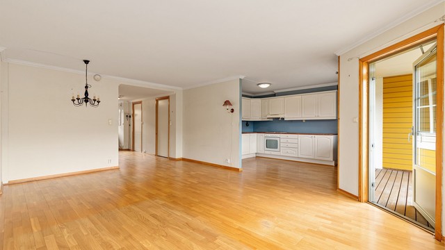 Det er åpen løsning mellom stue og kjøkken - Utgang til terrasse og hage