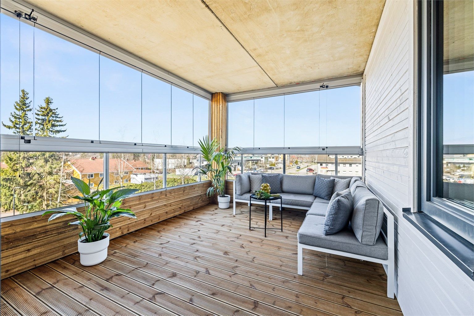 Innglassingen kan enkelt skyves til side for å åpne helt opp på varme dager.