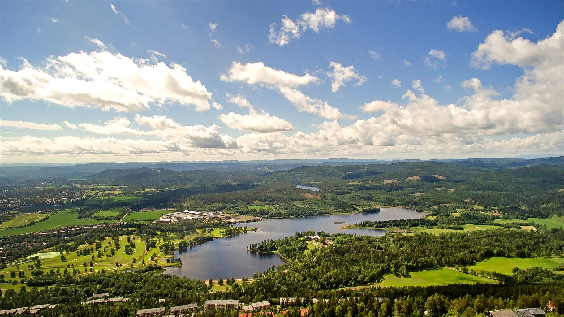 Røakollen har en attraktiv beliggenhet med kort vei til Mærradalen, Bogstad og flotte tur- og rekreasjonsområder.