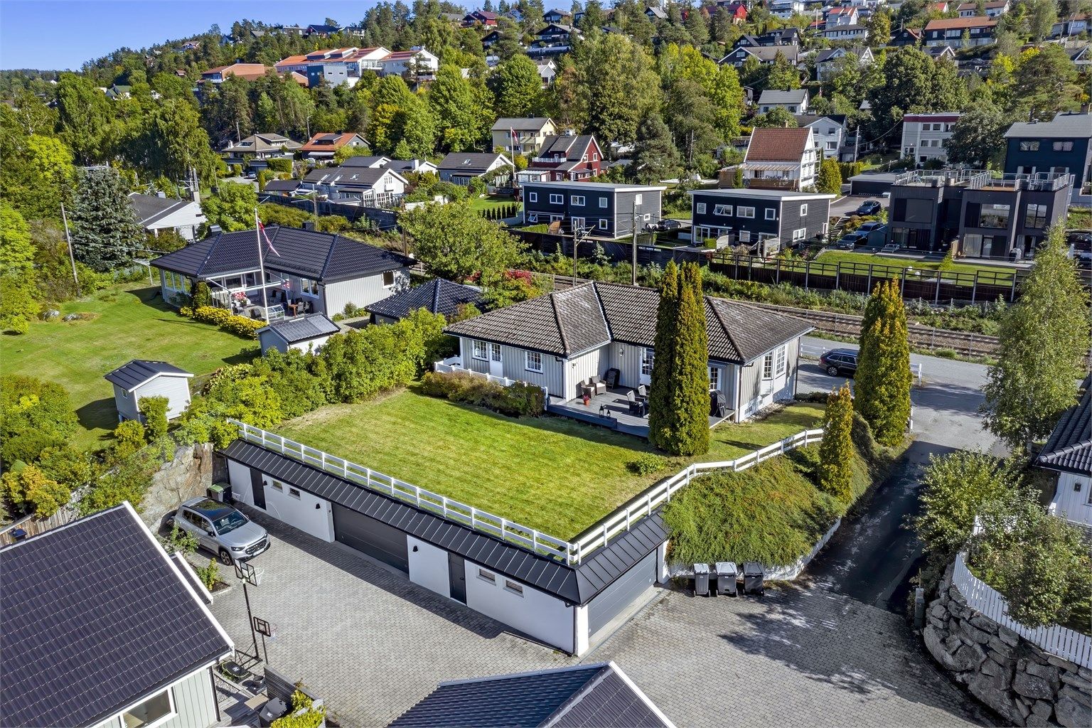 Solrik eiendom med stor og flat hage - det gjøres oppmerksom på at garasjene "under" hagen tilhører naboeiendommene