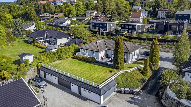 Solrik eiendom med stor og flat hage - det gjøres oppmerksom på at garasjene "under" hagen tilhører naboeiendommene