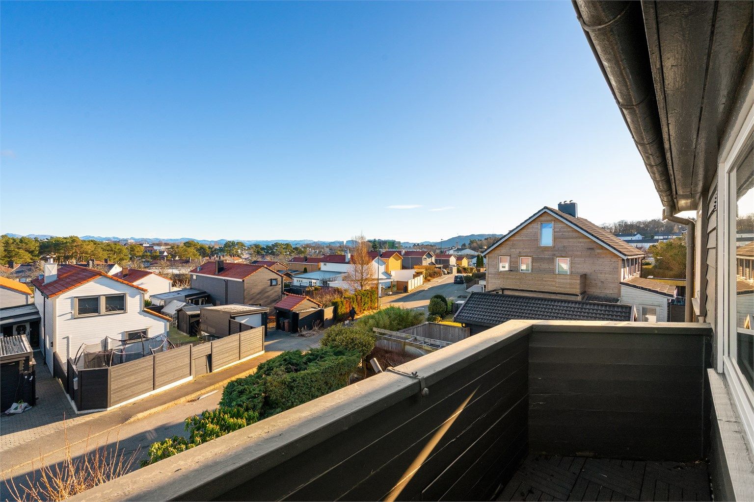 Balkong som vender mot nordøst. Flott utsikt og morgensol. 