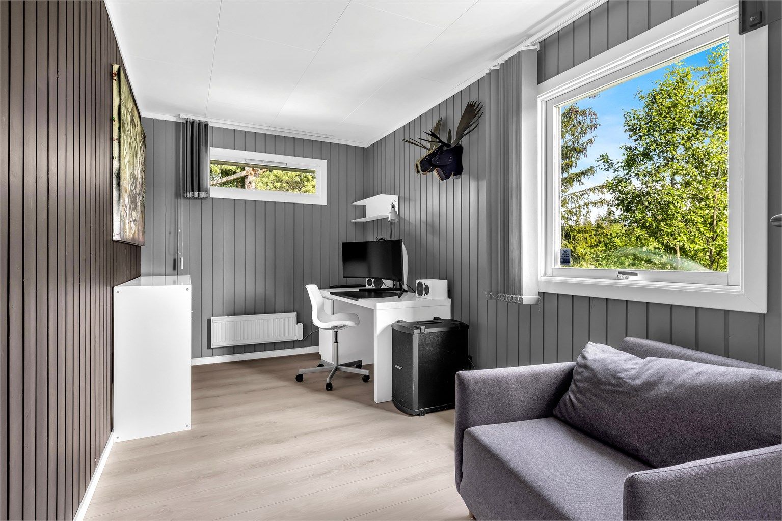 Soverom som ligger i tilknytning til entréen, er opprinnelig en matbod og ikke godkjent for varig opphold. Rommet benyttes i dag som et stort og lyst kontor. 