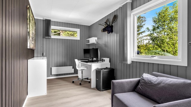 Soverom som ligger i tilknytning til entréen, er opprinnelig en matbod og ikke godkjent for varig opphold. Rommet benyttes i dag som et stort og lyst kontor.