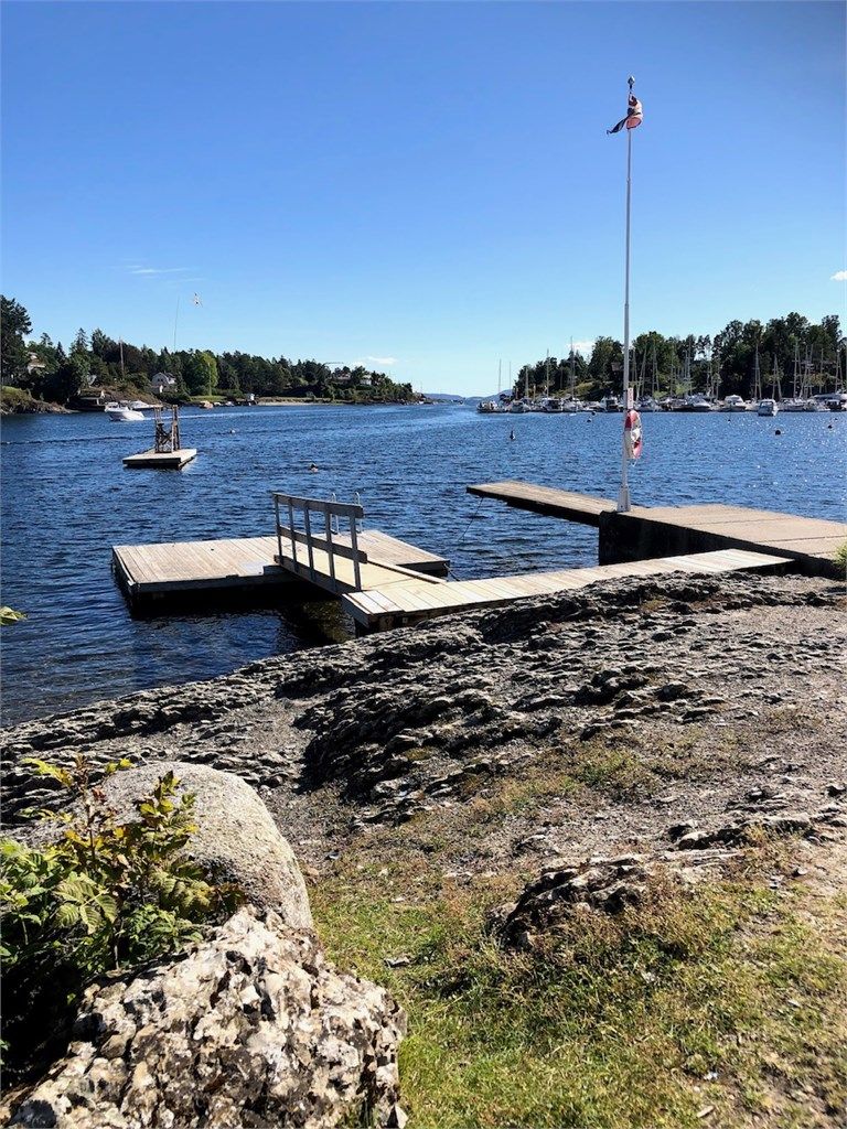Idylliske "Bestemorstranda" ligger en kort spasertur fra boligen.
