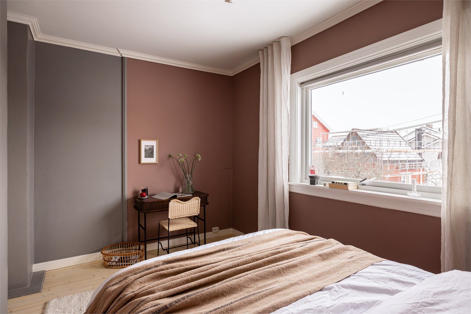 Det er plass til garderobeskap og arbeidspult