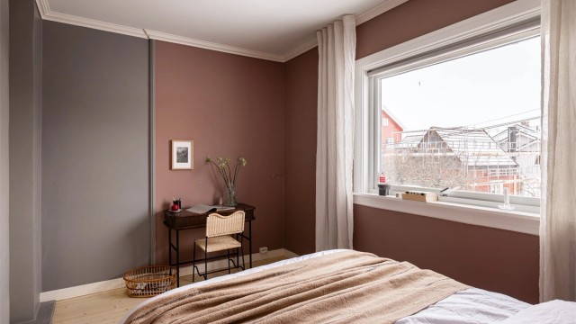 Det er plass til garderobeskap og arbeidspult