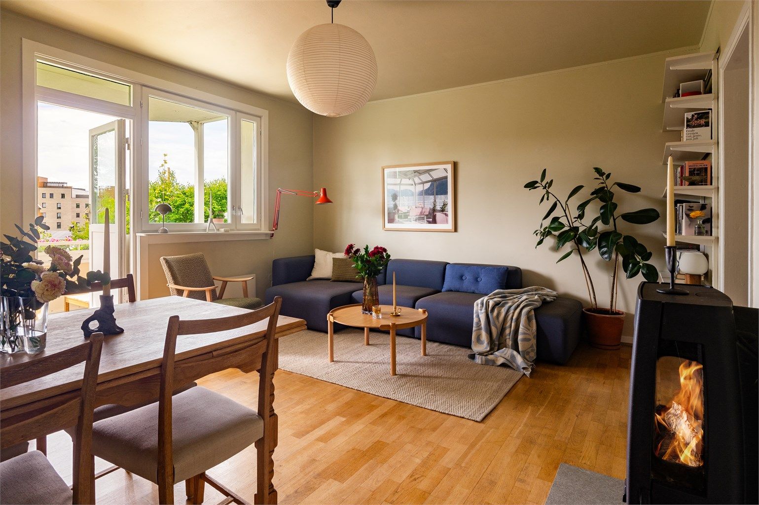 Stuen er romslig med god planløsning og kan enkelt innredes med en hyggelig sofagruppe med tilhørende sofabord og annet ønskelig stuemøblement. 