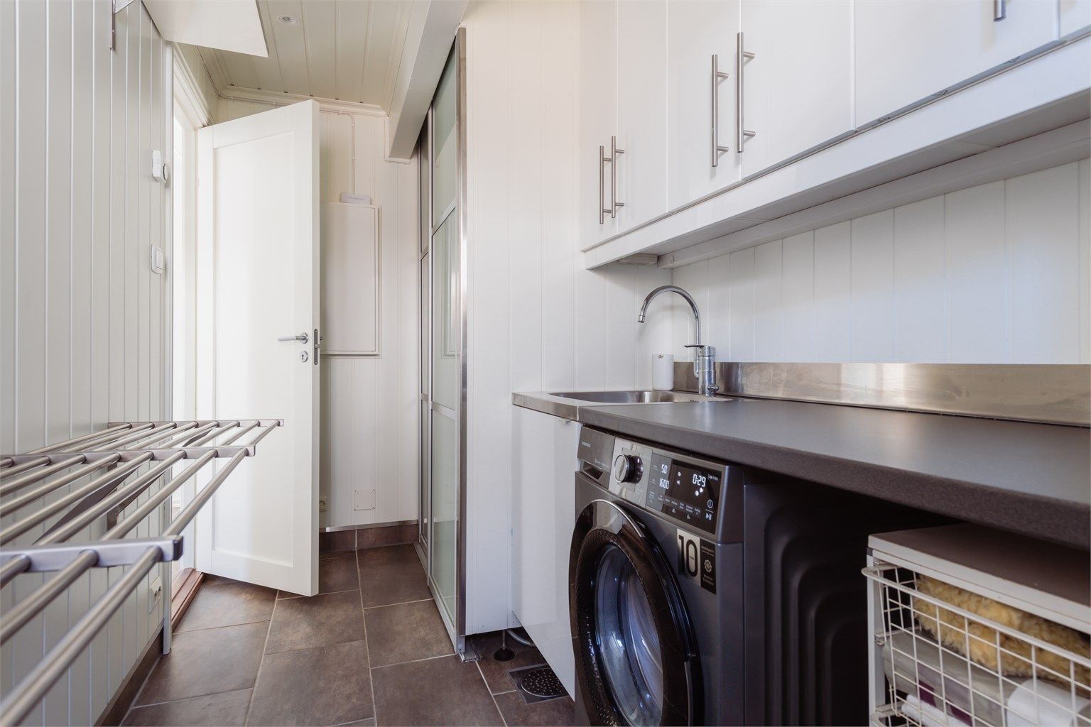 Separat vaskerom, renovert i 2012-2013, med flislagt gulv med varmekabler og opplegg for vaskemaskin.