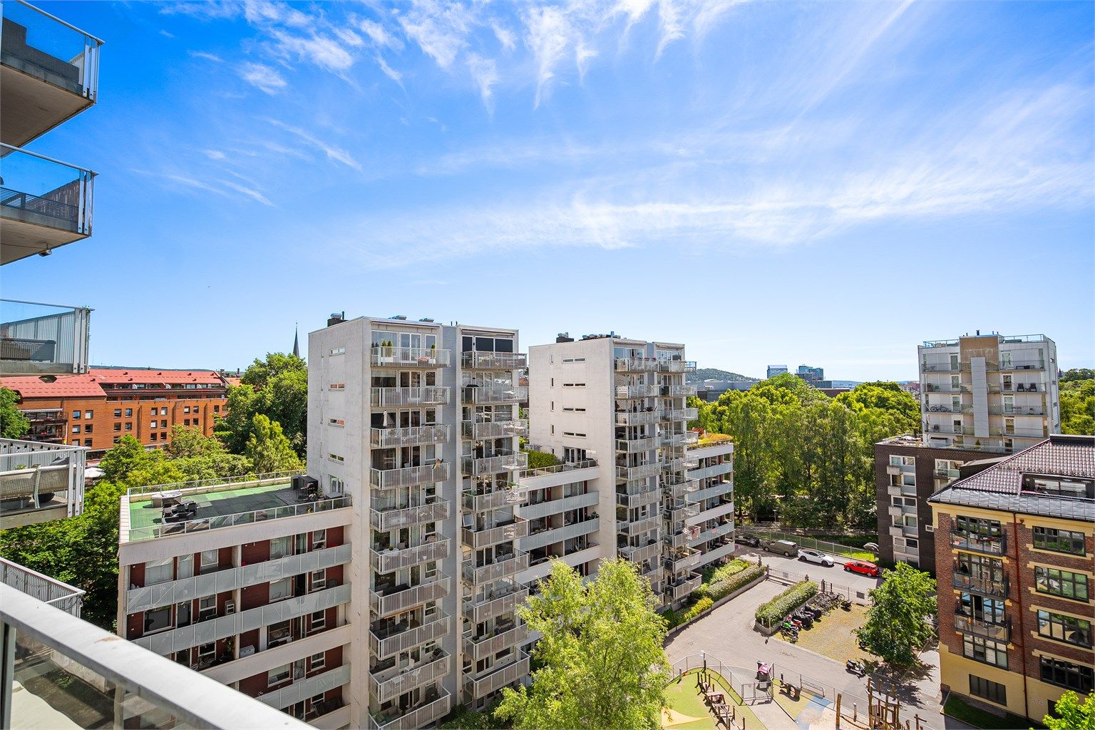 Utsikt fra takterrassen nedover Oslo mot Akerselven som renner forbi.