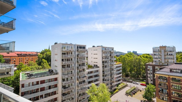 Utsikt fra takterrassen nedover Oslo mot Akerselven som renner forbi.