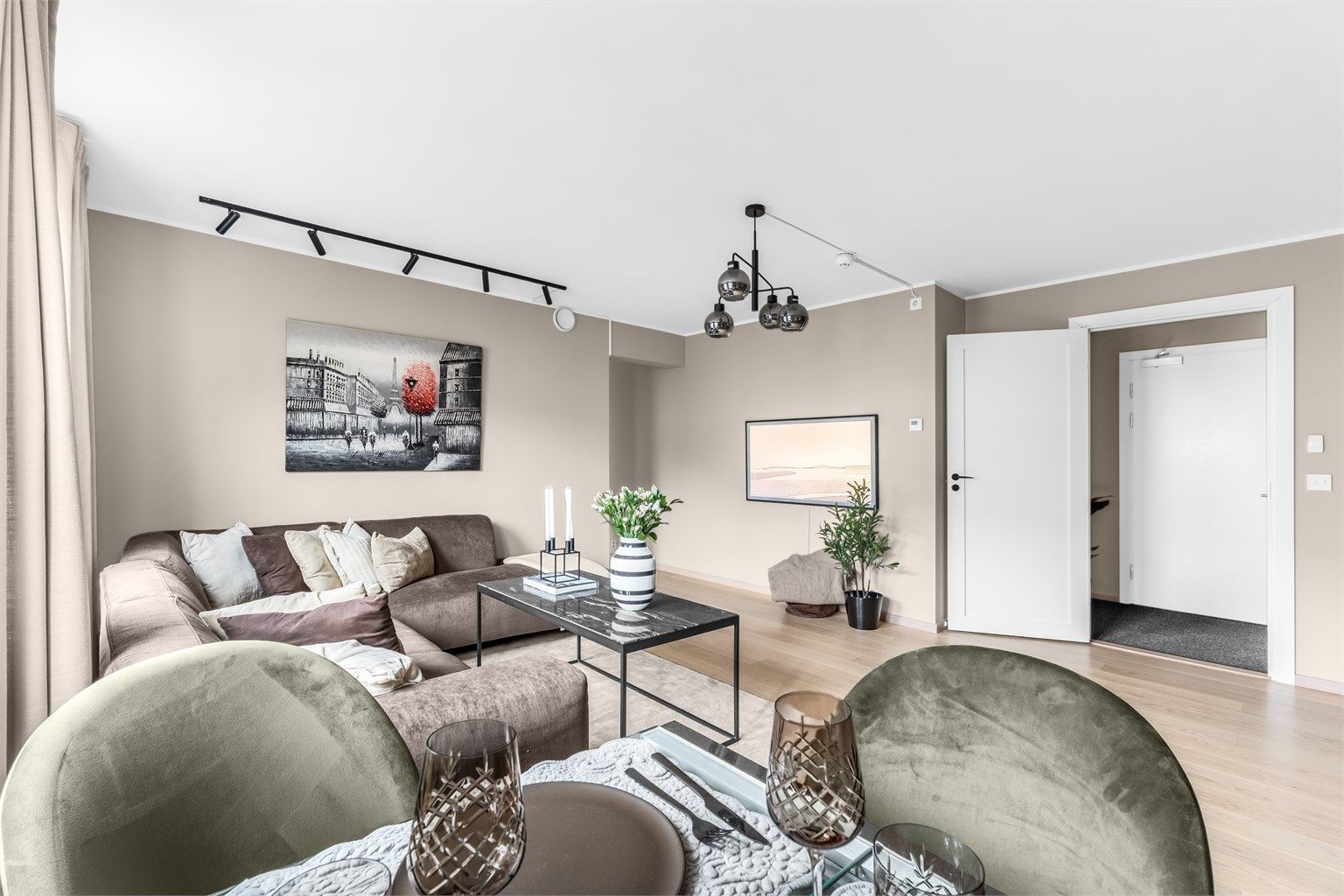 Den gjennomtenkte planløsningen gir gode møbleringsmuligheter, og du kan enkelt skape ulike soner for avslapning og spising.